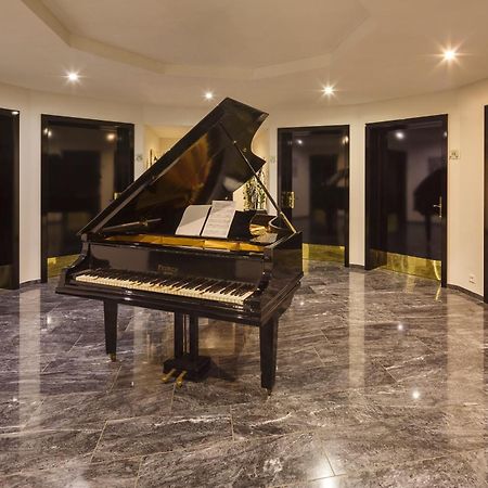 Business Hotel First Фойзесберг Екстериор снимка