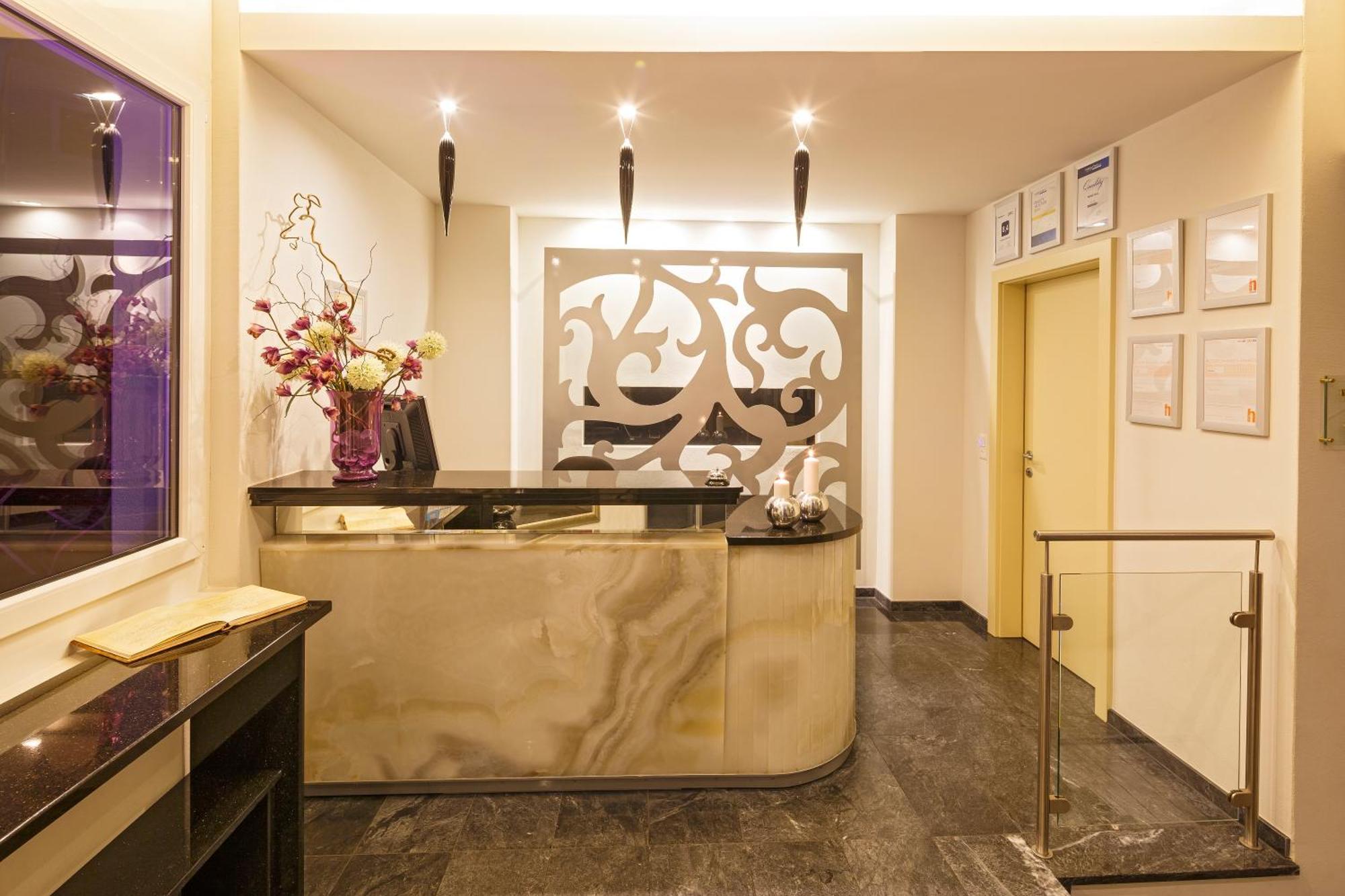 Business Hotel First Фойзесберг Екстериор снимка