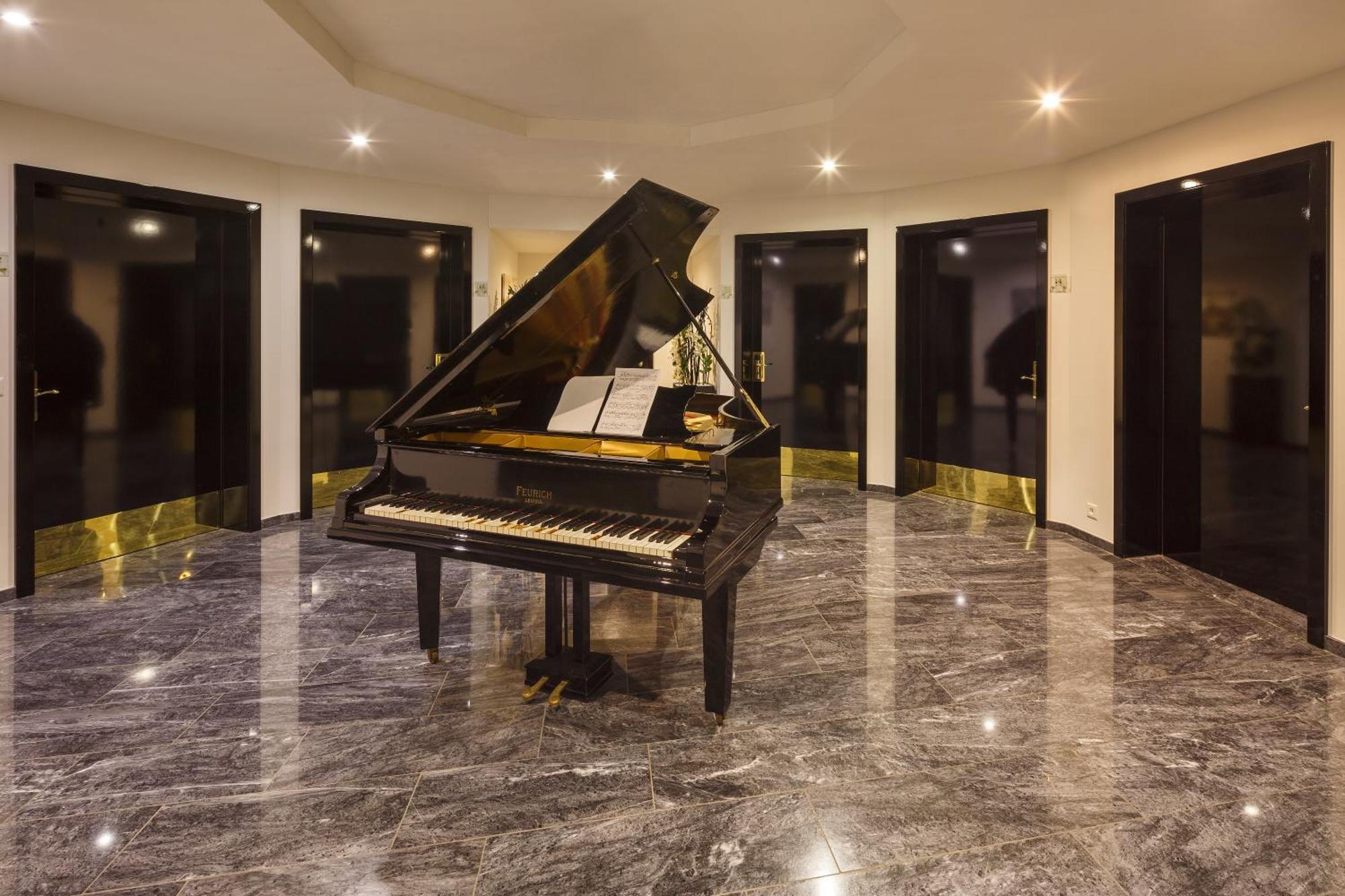 Business Hotel First Фойзесберг Екстериор снимка
