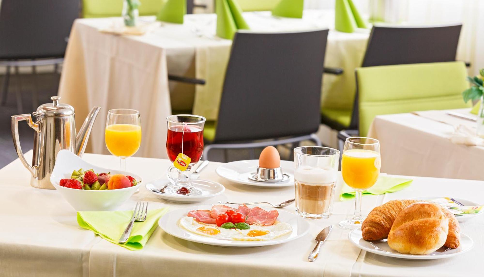 Business Hotel First Фойзесберг Екстериор снимка