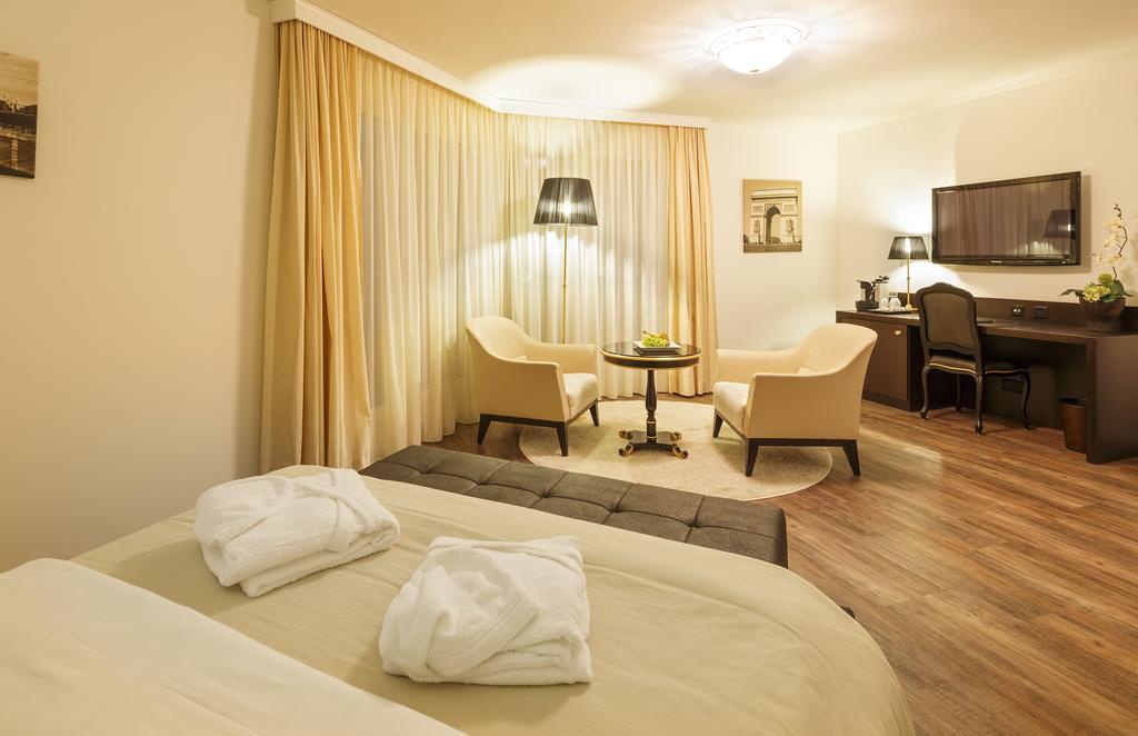 Business Hotel First Фойзесберг Екстериор снимка